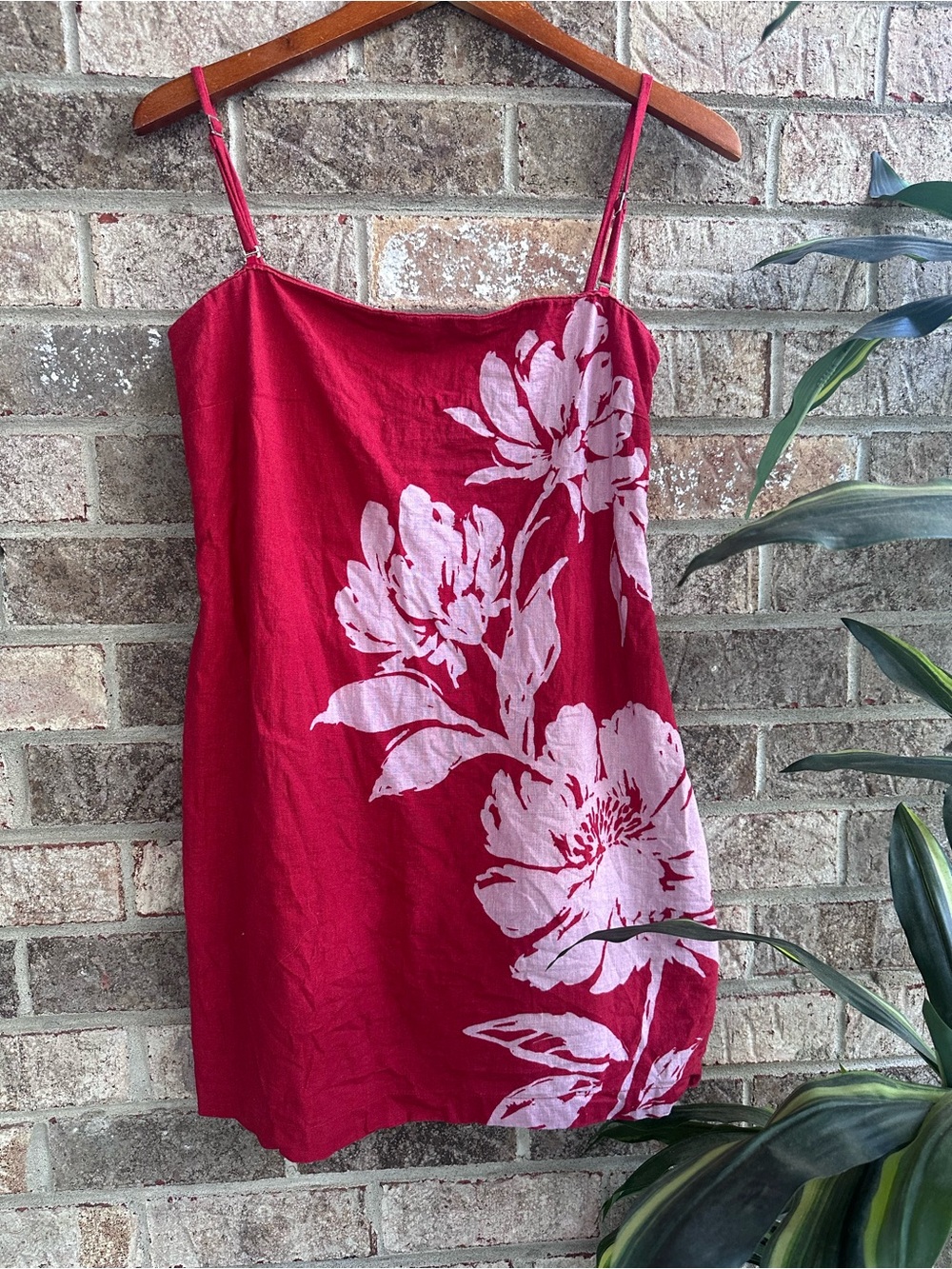 Abercrombie & Fitch Red w/ Floral Print. Removable strap. Built in shorts Large